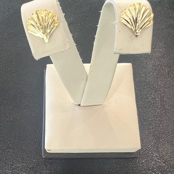 Shell Earrings 14 karat yellow gold stud - Picture 5 of 5